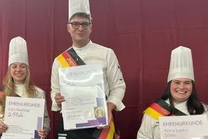 Stolz auf ihren Sieg: Lara Riedmair, Benedikt Hardieß und Fiona Sophia Döhler (v. l. n. r.) sind Deutschlands beste Konditoren.